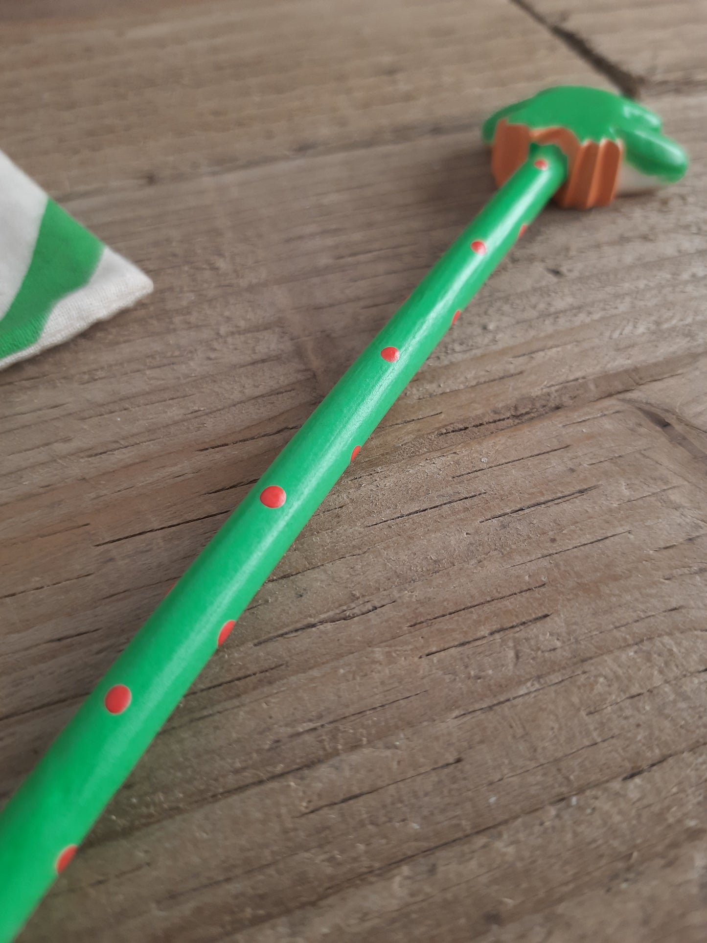 Albasia wood frog pencil