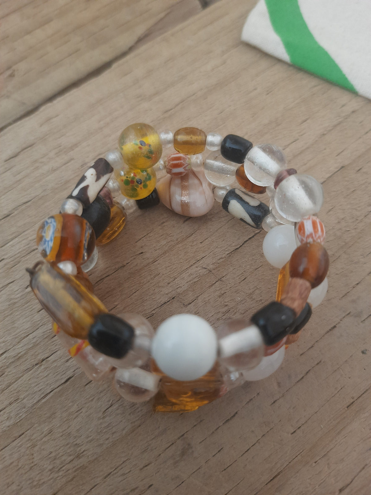 Multicoloured stretch bracelet with distinctive artisan character