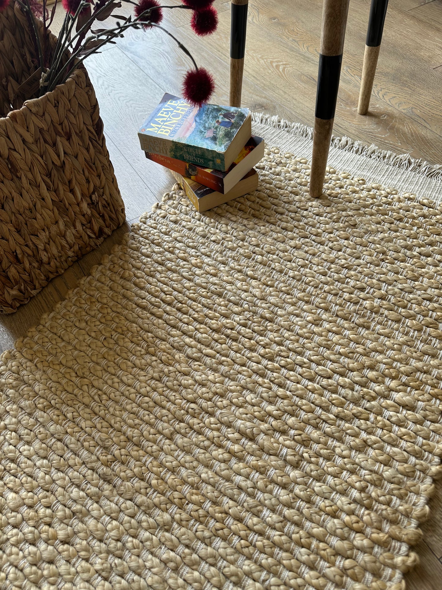 Jute tassel rug for relaxed interior décor