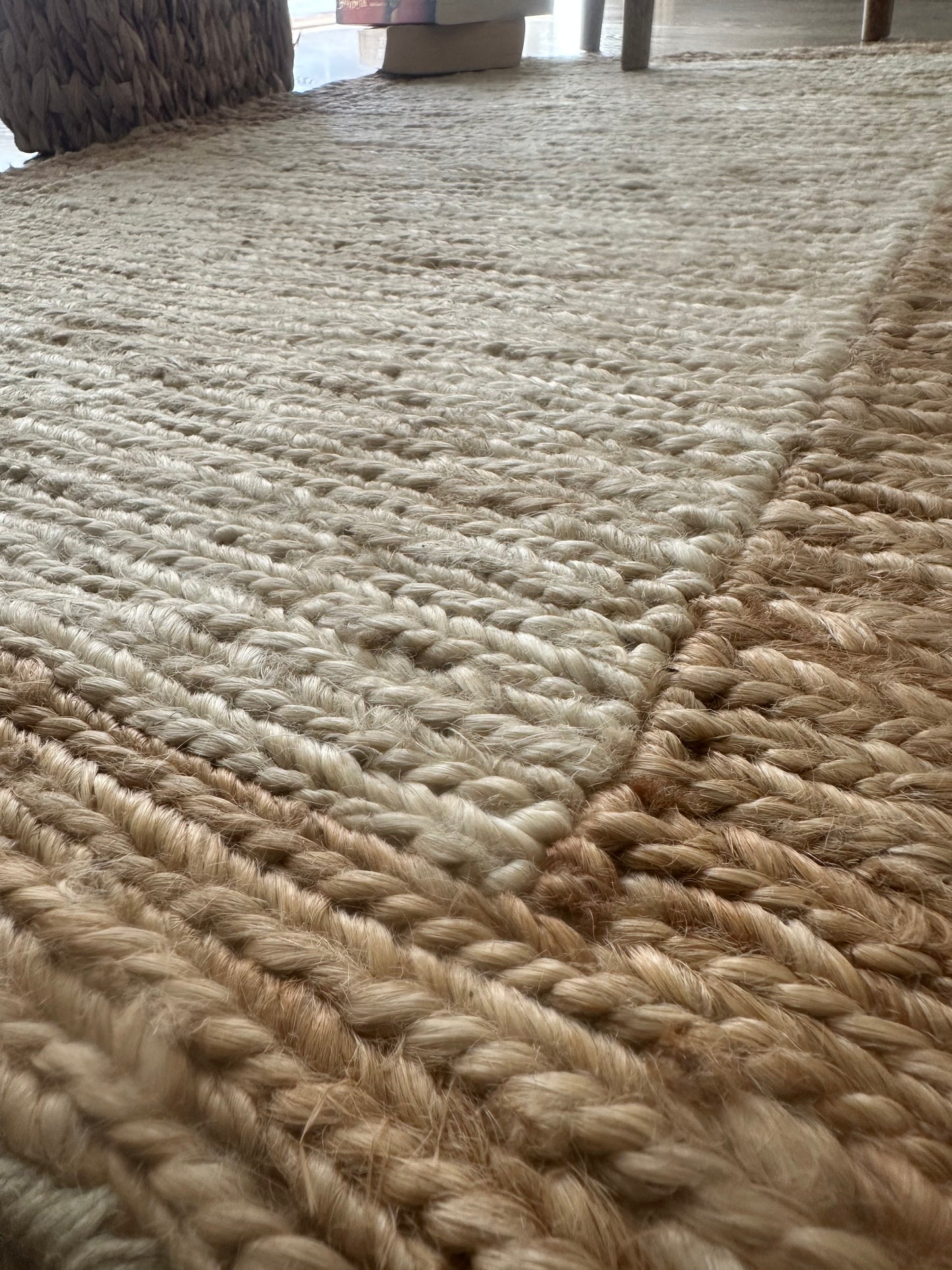 Natural jute rug with a lighter central area