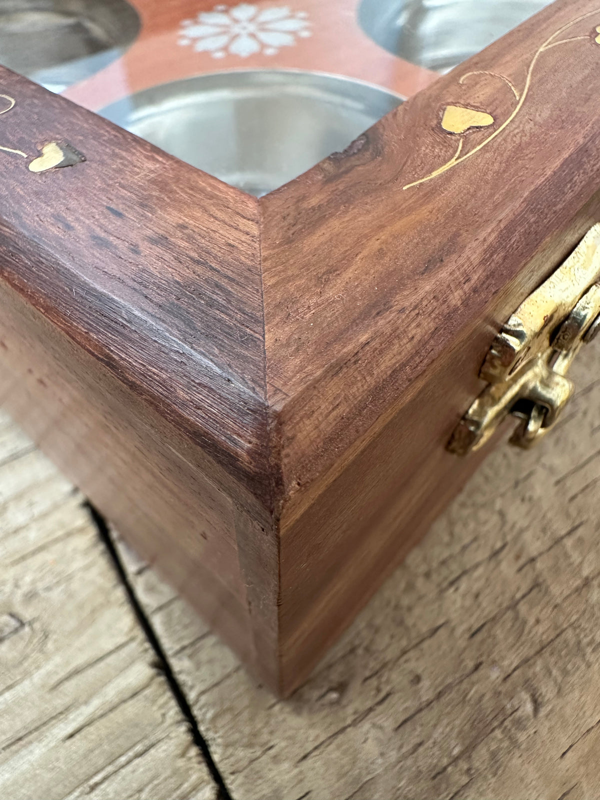 Four steel spice compartments inside box