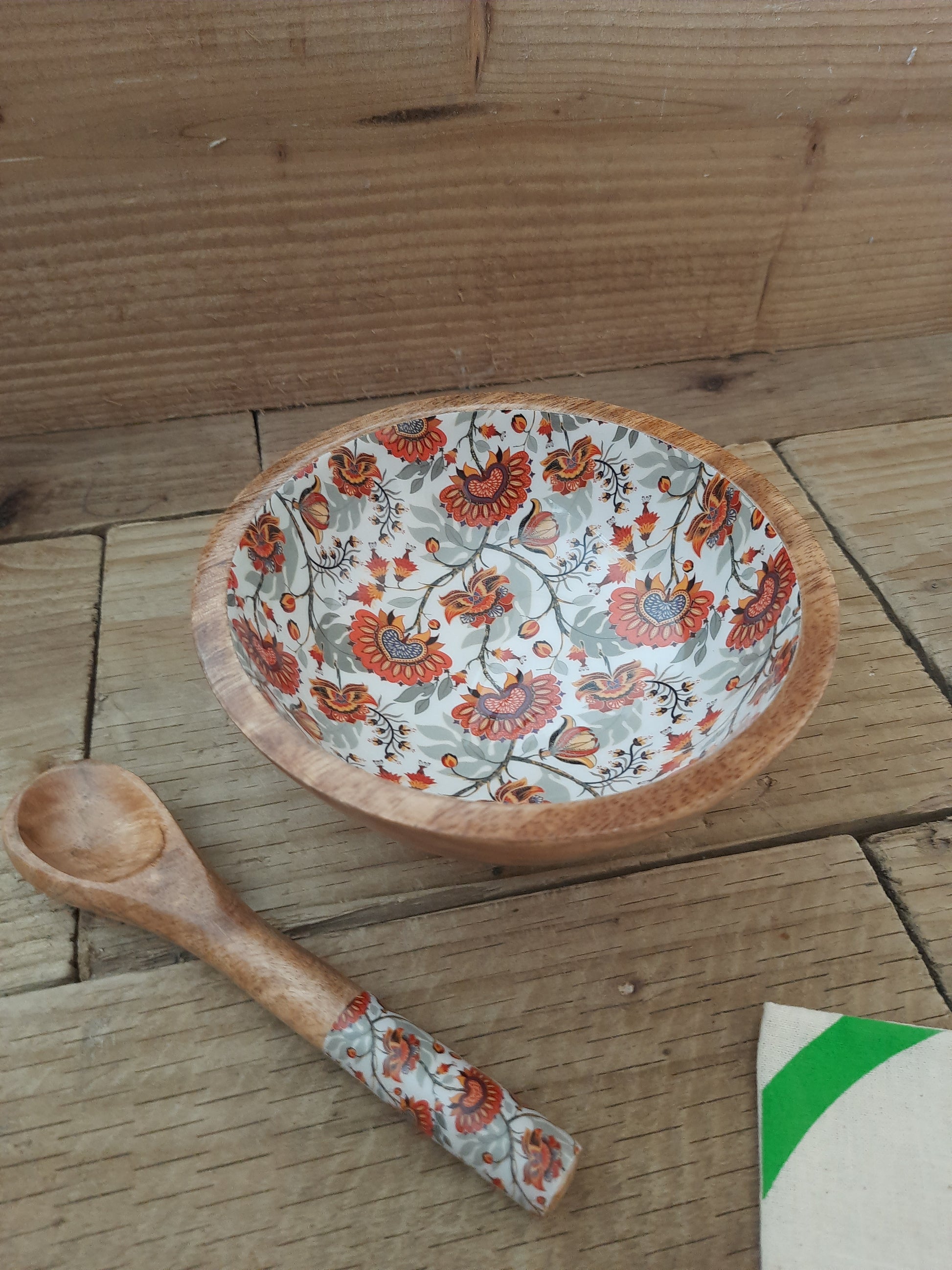 Close-up of the natural grain of a mango wood bowl