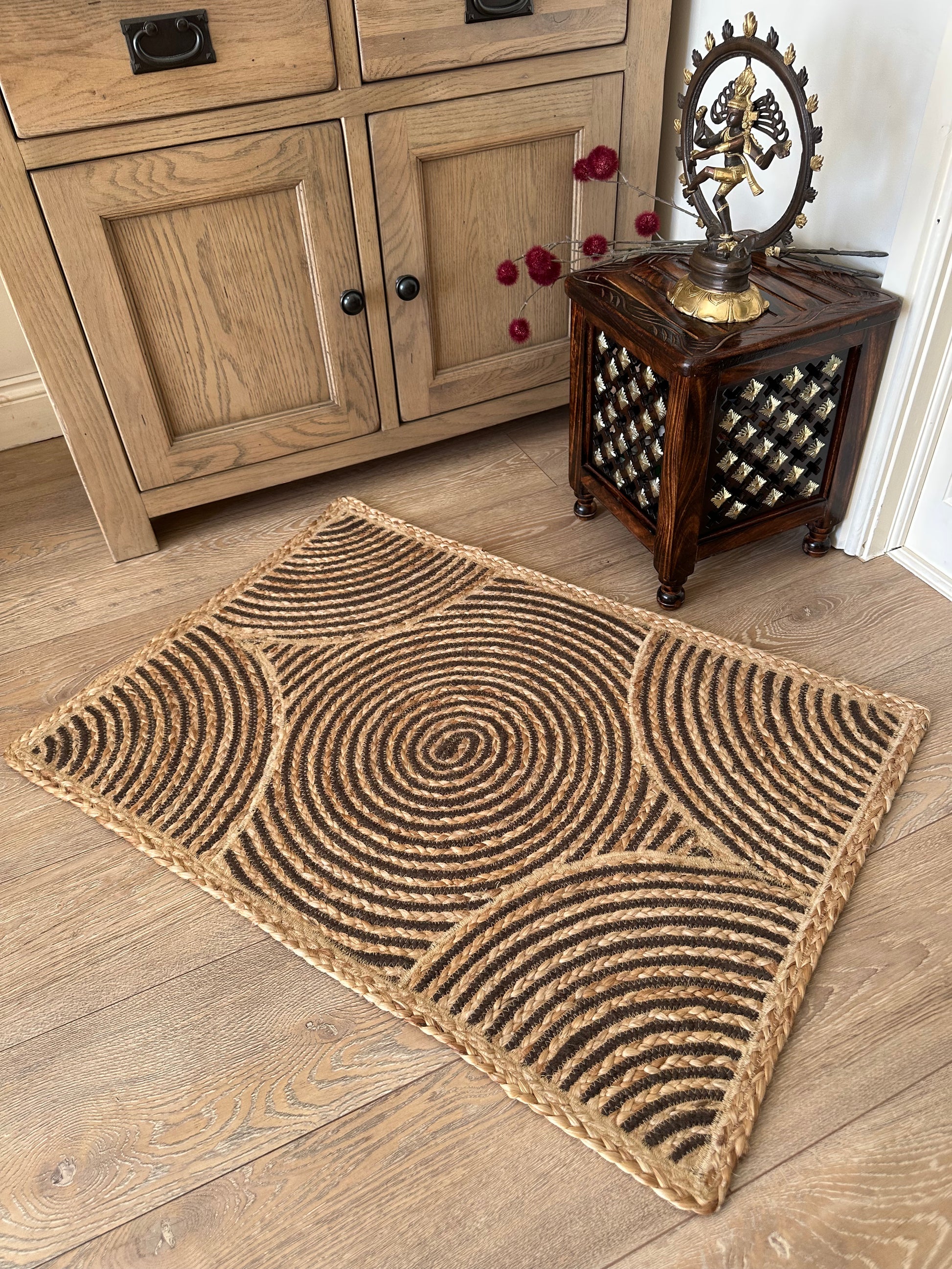 Large curling design across centre of jute rug
