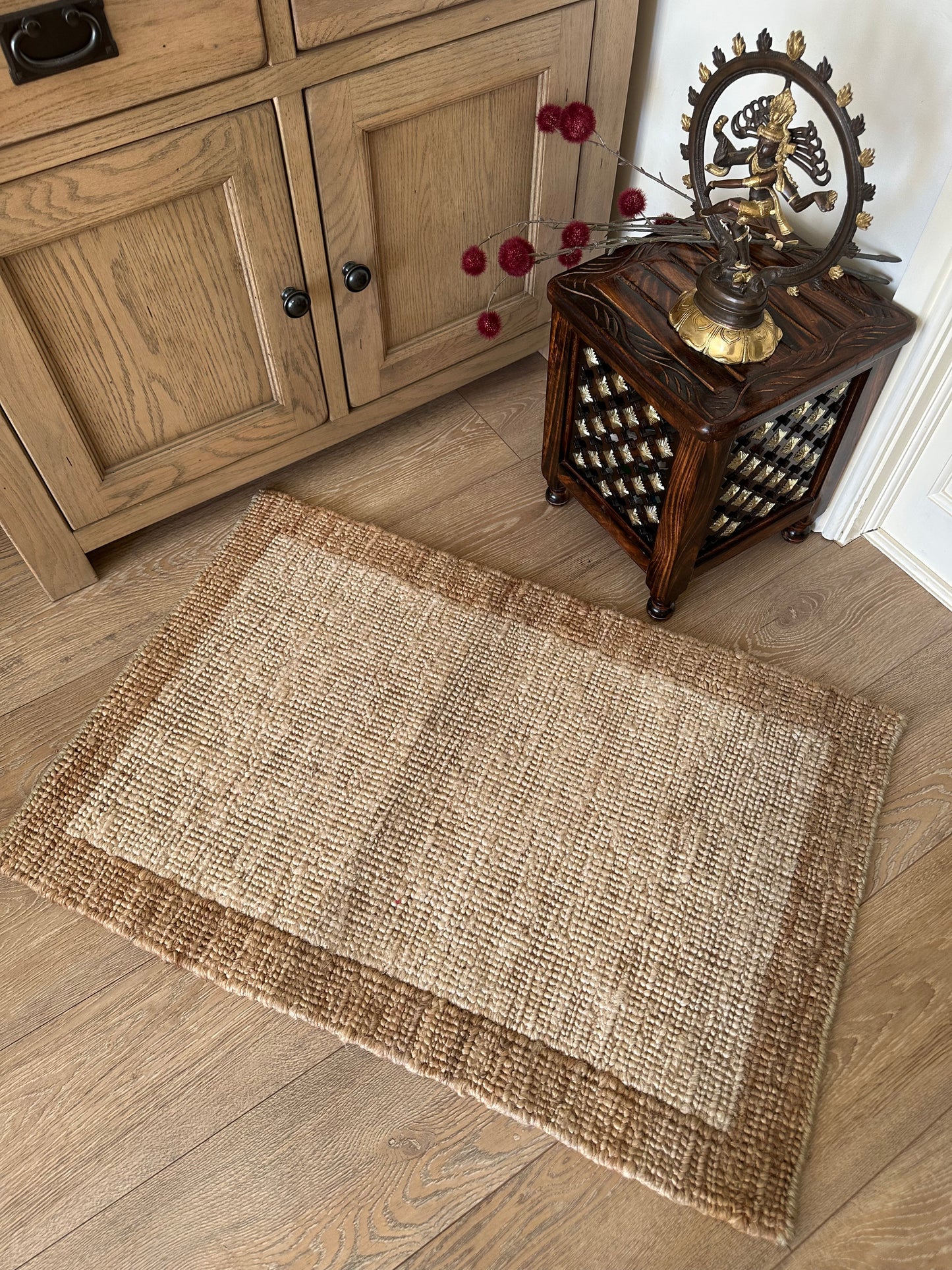 Two-tone brown jute rug with natural colouring