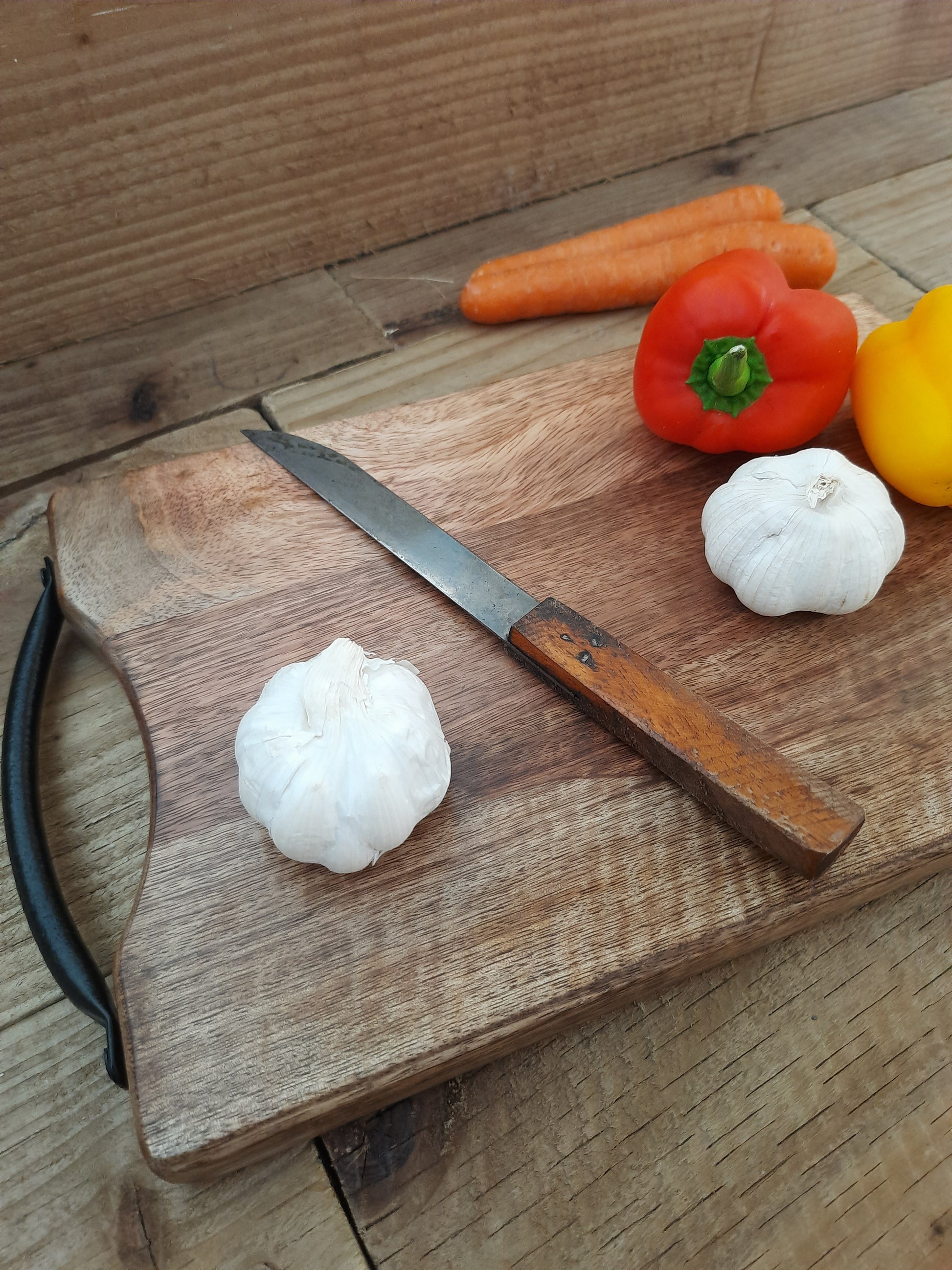 Mango wood chopping board