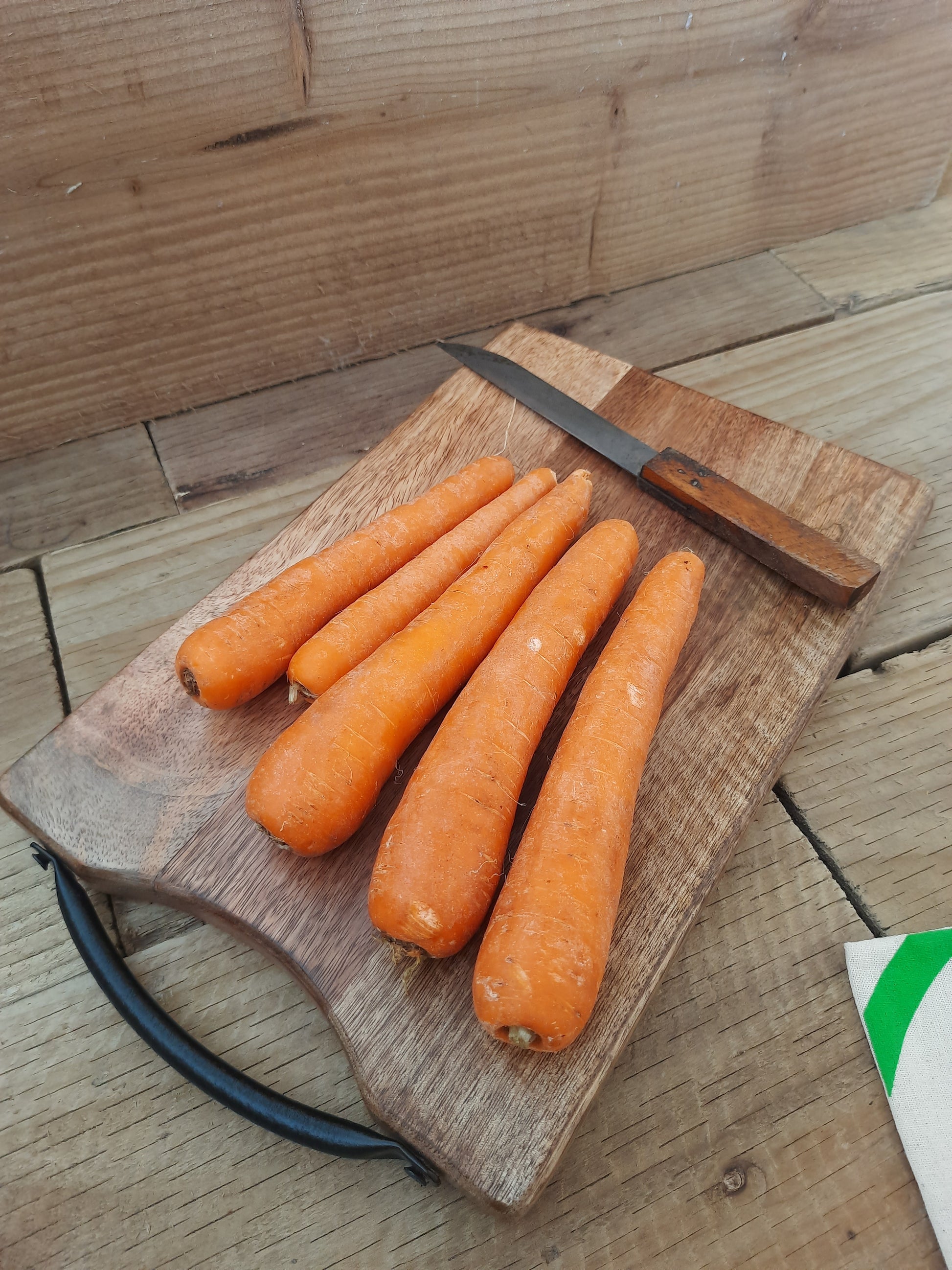 Mango wood cutting board for food preparation