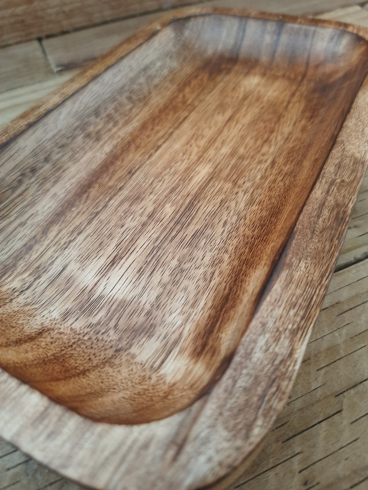 Mango wood serving tray with natural finish