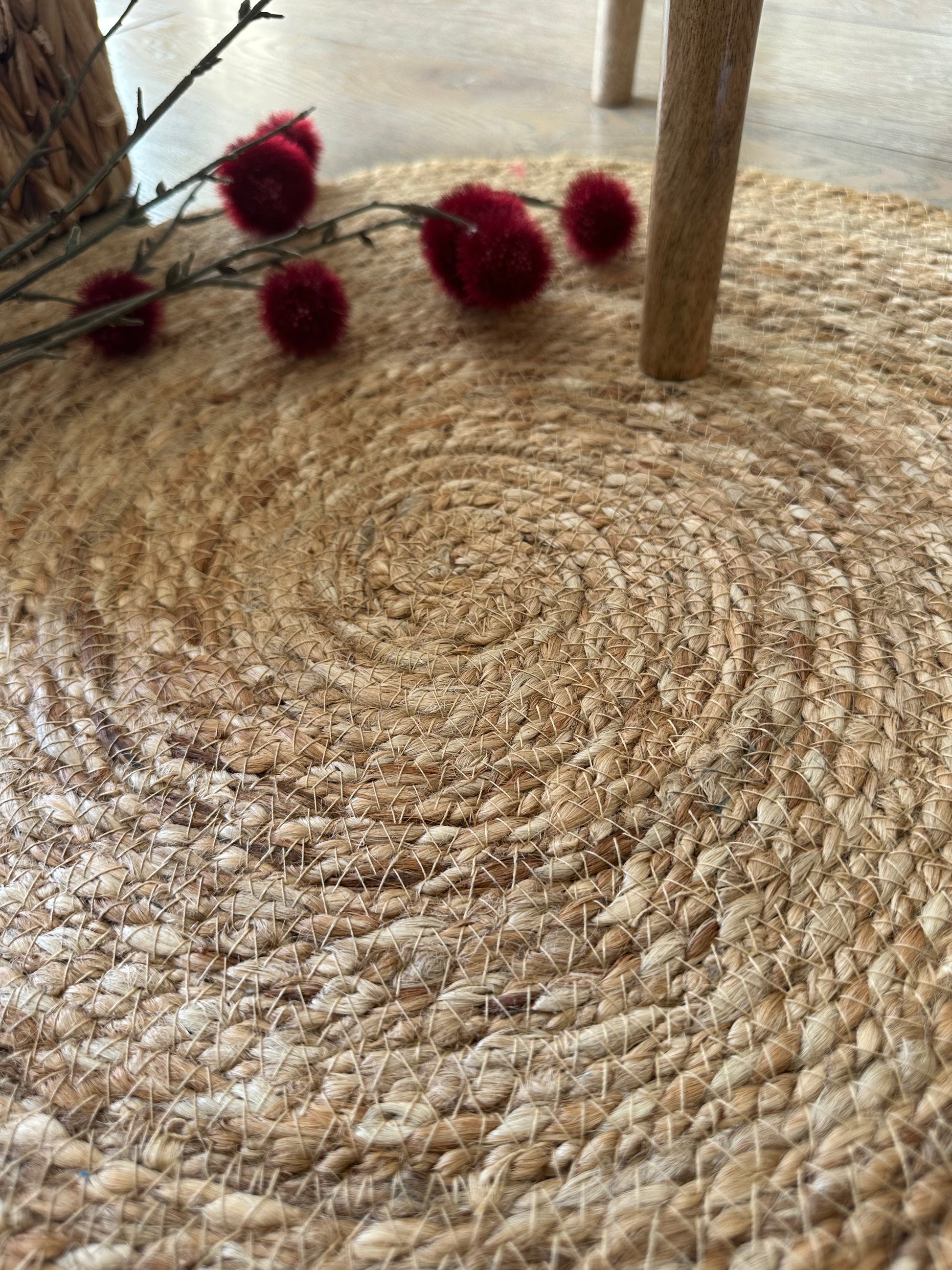 Round beige jute rug made from natural fibre
