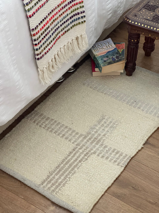 White cotton and wool rug with delicate pattern