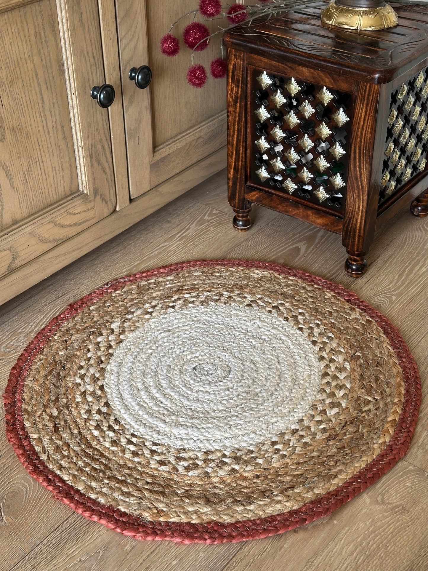 White and red jute rug as a housewarming gift
