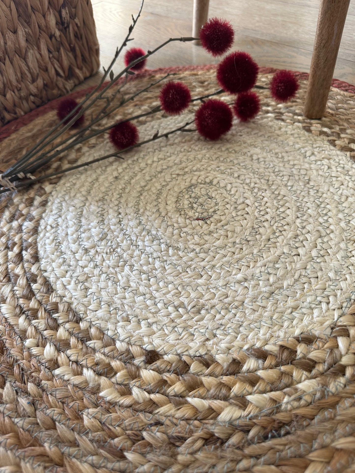 Round jute rug with white centre and red border