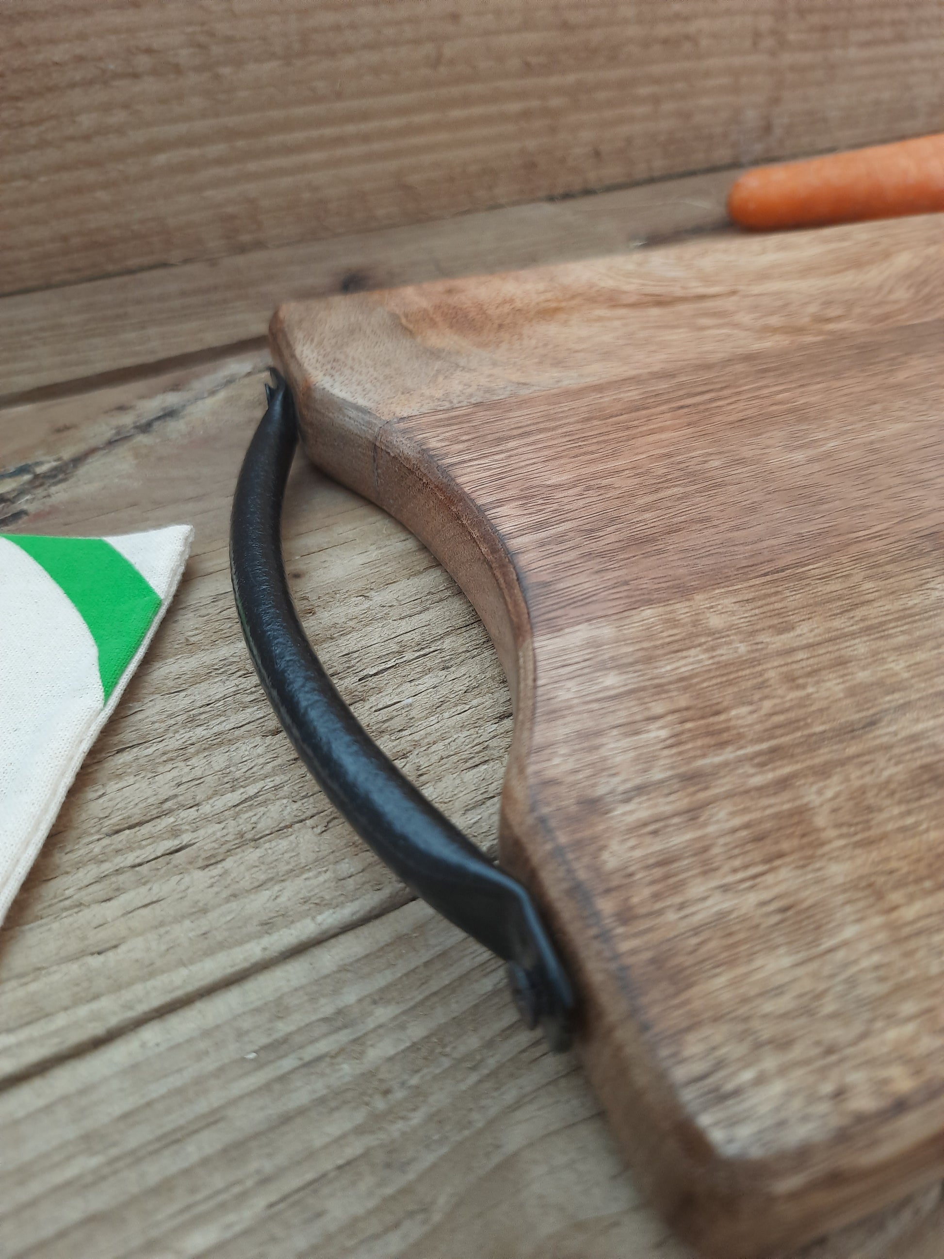 Natural mango wood chopping board